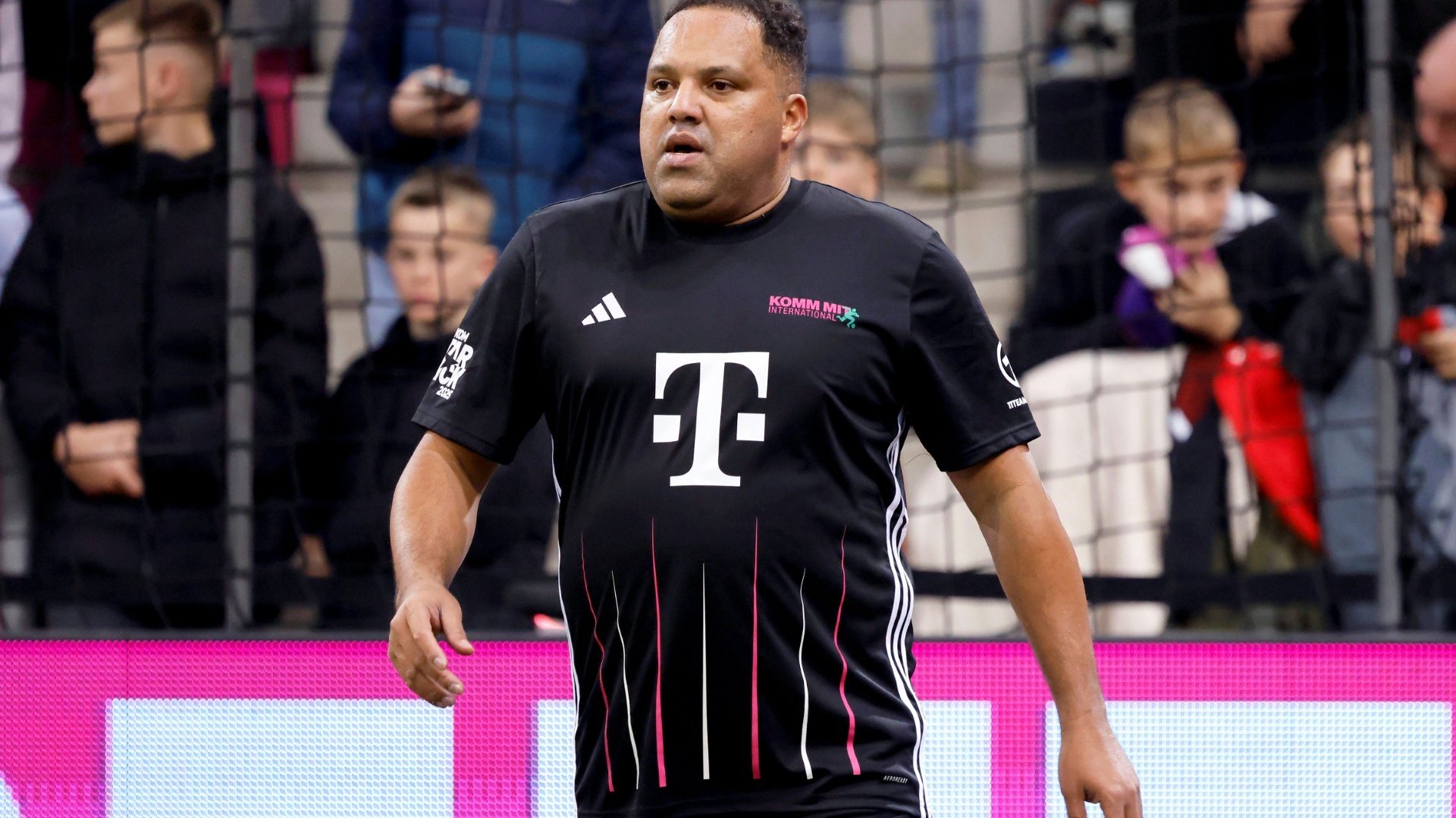 Zufrieden und gluecklich: Ailton bekommt Topscorer Kanone aus 2004 wieder