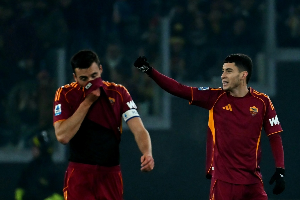 Roma derrota Genoa por 3-1 e segue o passo das três equipas no topo