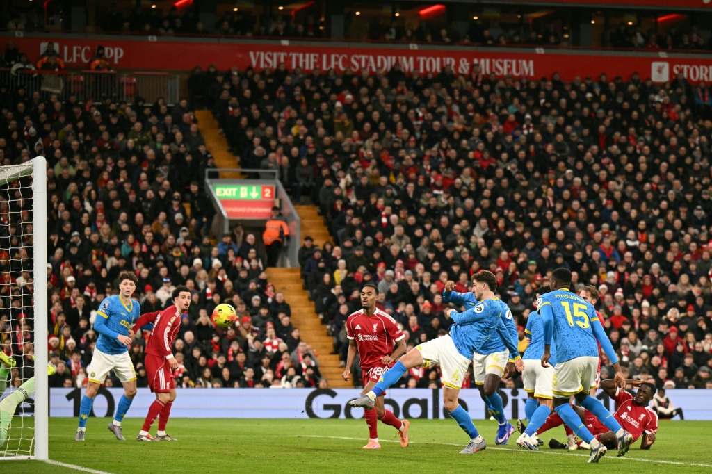 Liverpool dispensa treinador de lances de bola parada