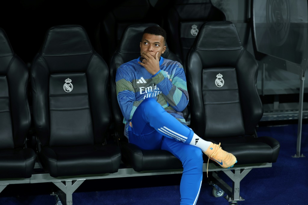 Mbappé com entorse no joelho e afastado por no mínimo três semanas