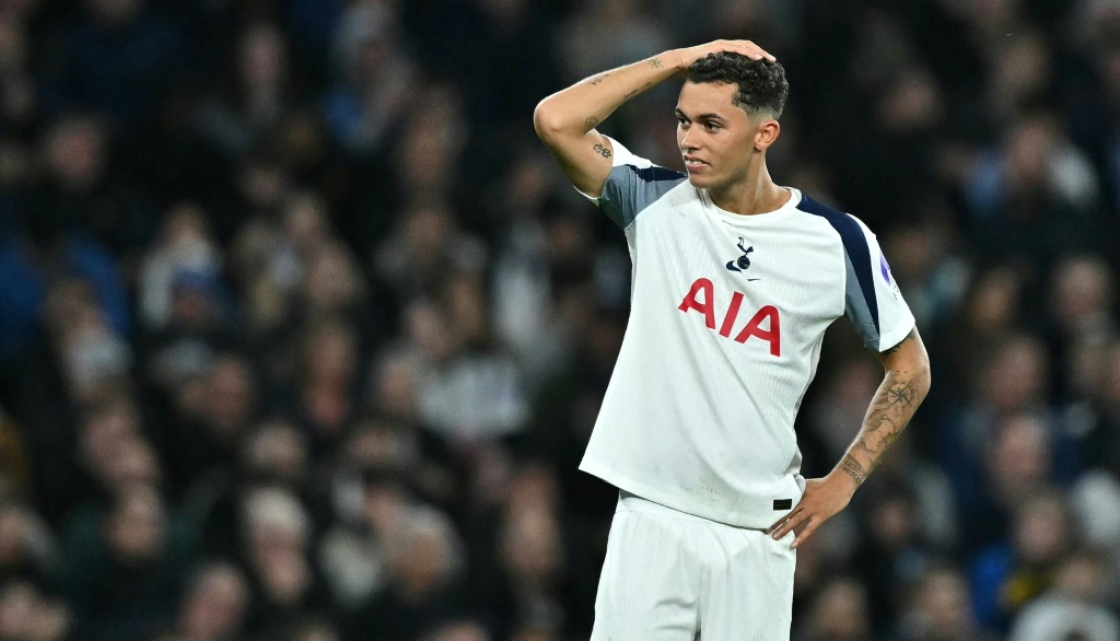 Avançado Brennan Johnson abandona Tottenham e assina pelo Crystal Palace