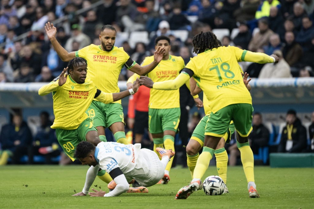 Olympique de Marselha acaba com nove jogadores e perde em casa ante o Nantes (2-0)