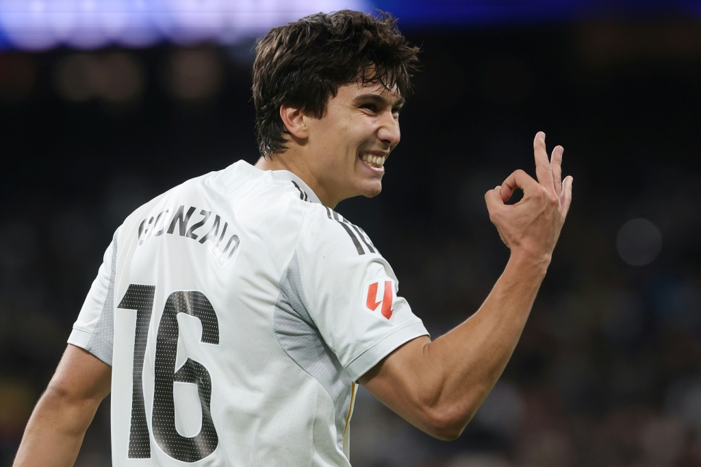 Hat-trick de Gonzalo impulsiona o Real Madrid a uma vitória esmagadora sobre o Betis e mantém o passo com o Barcelona