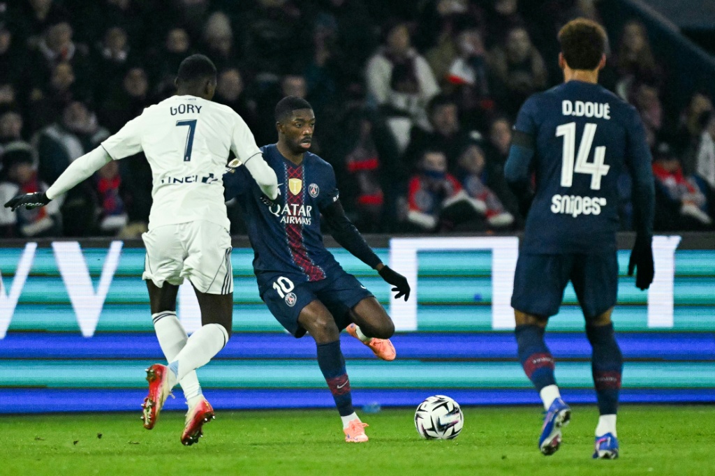 PSG vence en el derbi capitalino al París FC y acecha al líder Lens