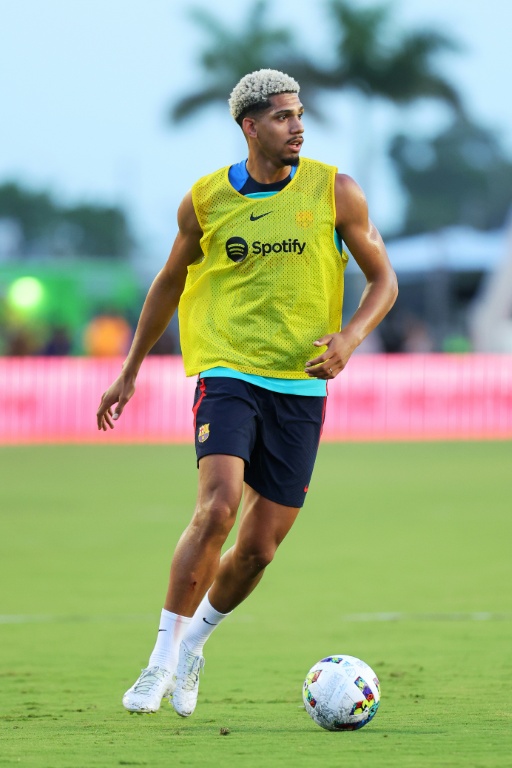 Ronald Araújo regressa à convocatória do Barcelona para a Supertaça de Espanha