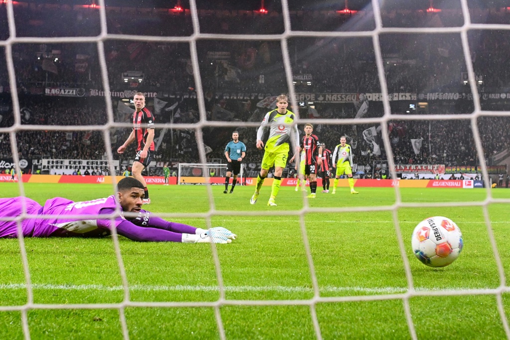 Com dois golos nos descontos Dortmund e Eintracht empatam a três na Bundesliga