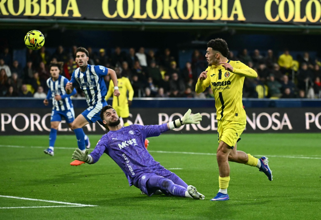 Villarreal defeat Alaves 3-1 to maintain La Liga title challenge