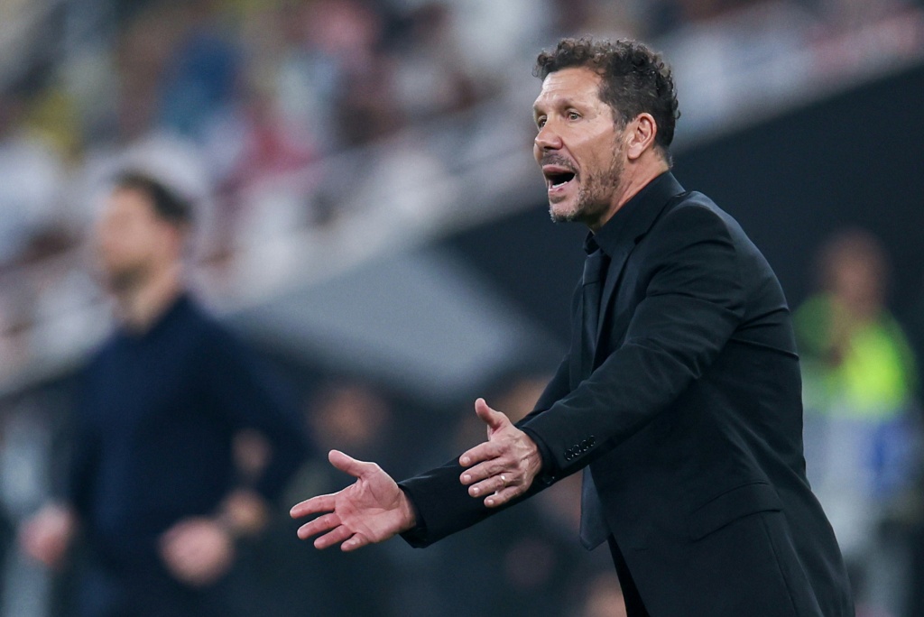 Simeone pede desculpa por provocar Vinícius Júnior na Supercopa de Espanha