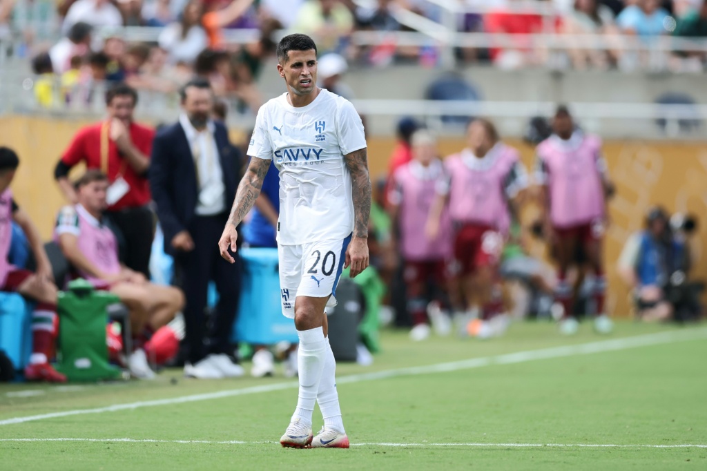 FC Barcelona confirma chegada de João Cancelo por empréstimo