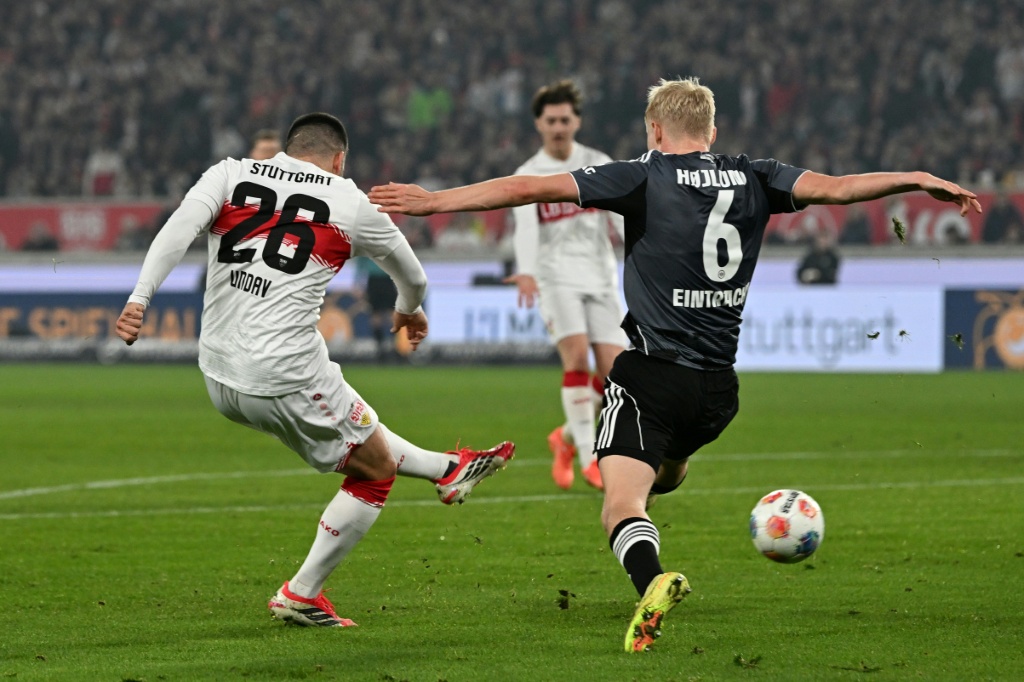 Stuttgart derrota Eintracht por 3-2 com golo nos descontos na estreia da 17ª jornada da Bundesliga