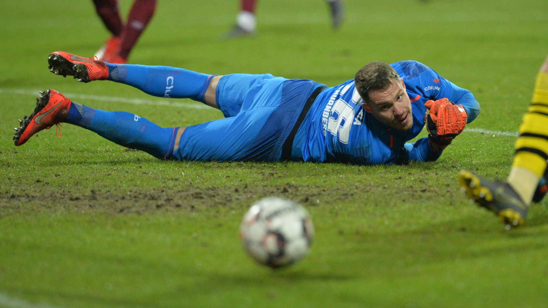 Mathenia verlängert Vertrag beim Club und wird Trainer