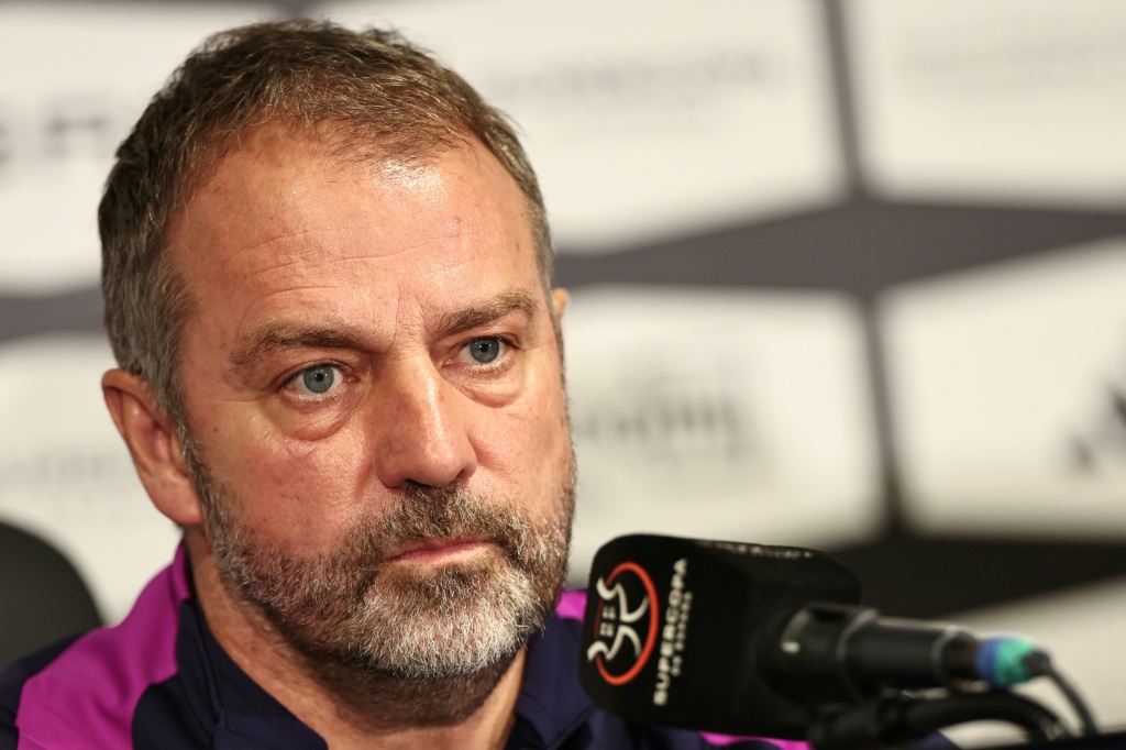 Hansi Flick opina sobre el cese de Xabi Alonso: El club y el equipo han de confiar en el técnico