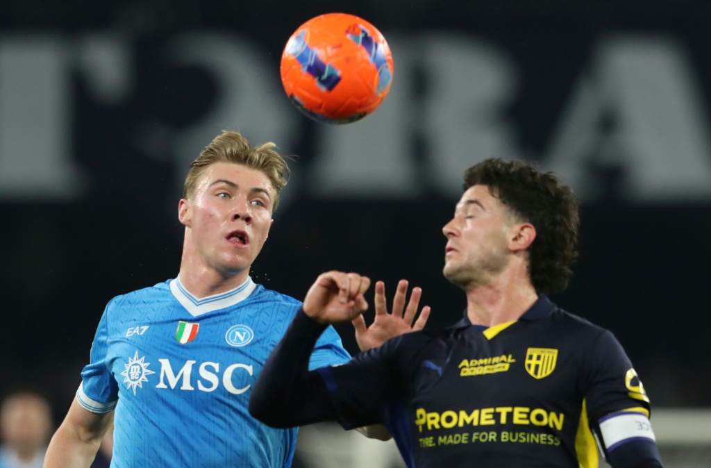 Esposito consolida el liderazgo del Inter, el Napoli se estanca