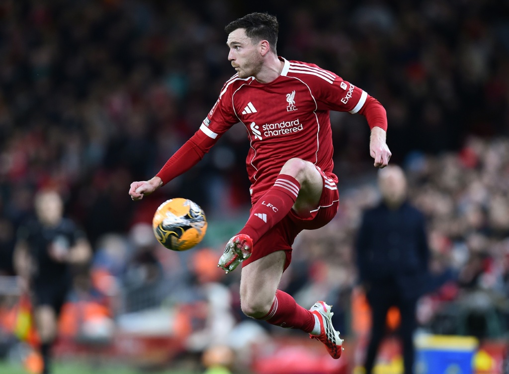 Robertson valuta la questione spinosa di un nuovo contratto con il Liverpool