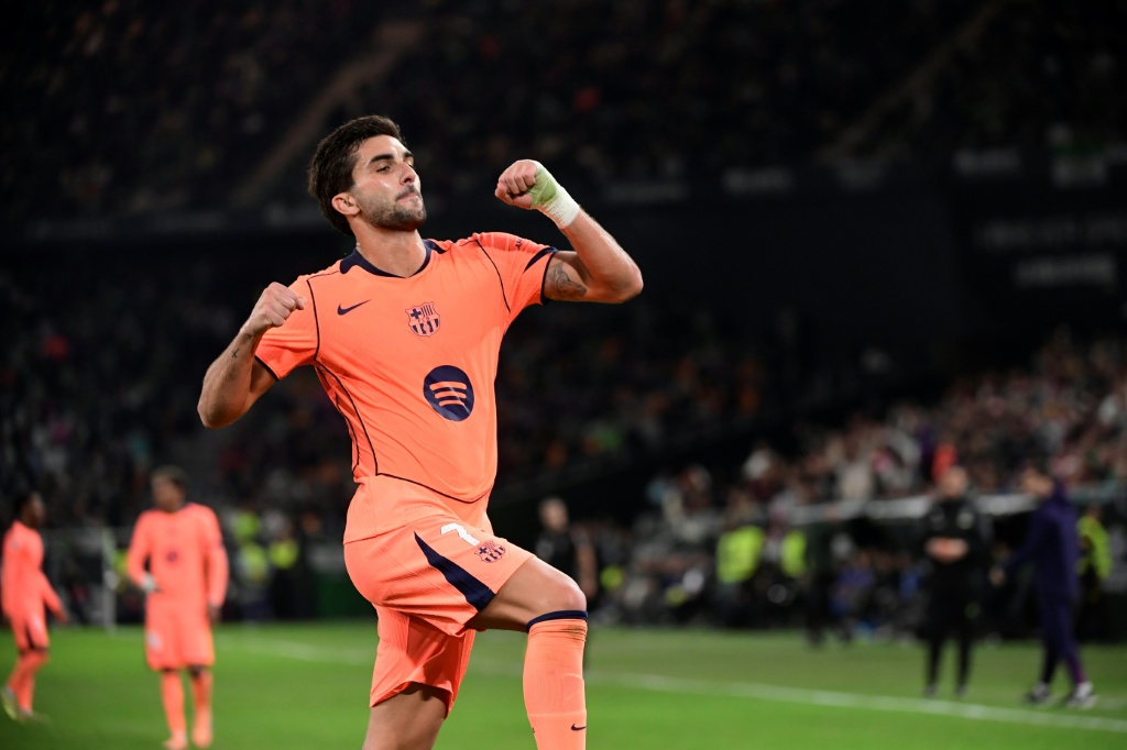 El FC Barcelona padece en Santander aunque accede a cuartos en la Copa del Rey