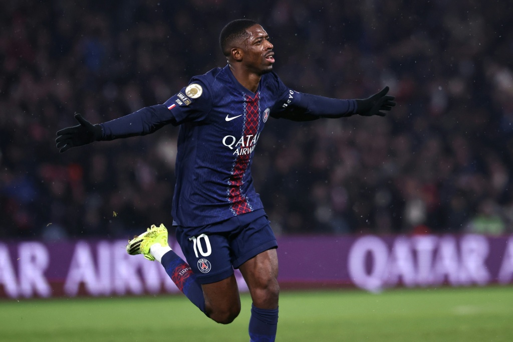 'Magische' dubbel van Dembele stuurt Paris Saint-Germain naar top in Frankrijk