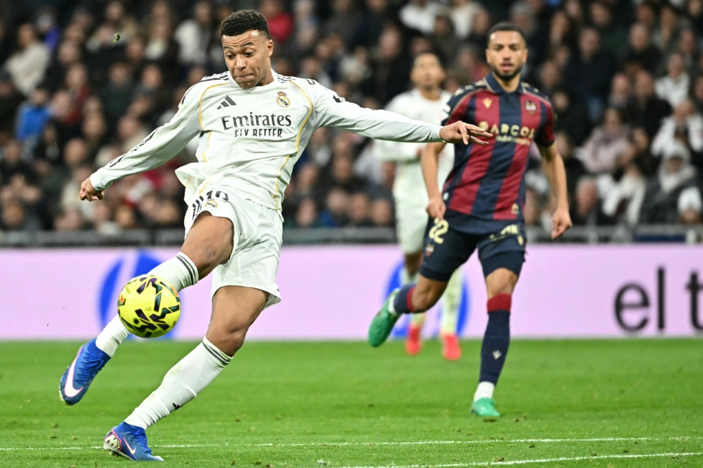 El Real Madrid extingue un fuego contra el Levante en la primera jornada liguera de Arbeloa