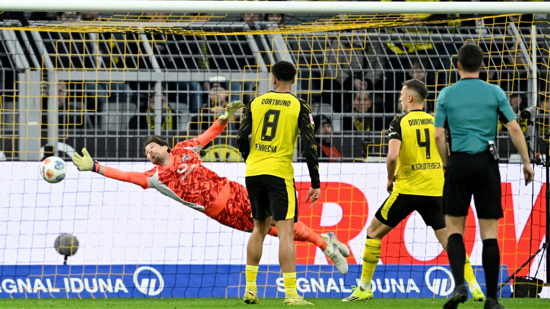 Merz als Zuschauer: BVB siegt in letzter Sekunde
