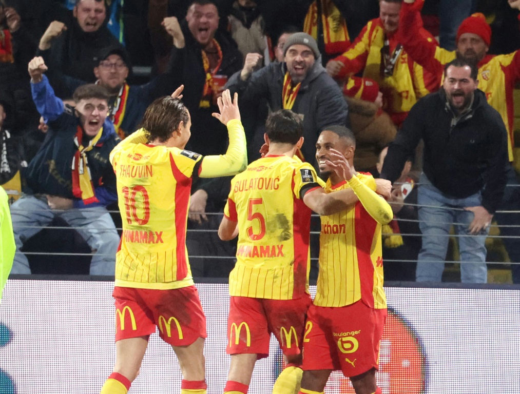 Lens soporta la presión parisina y retoma el primer puesto