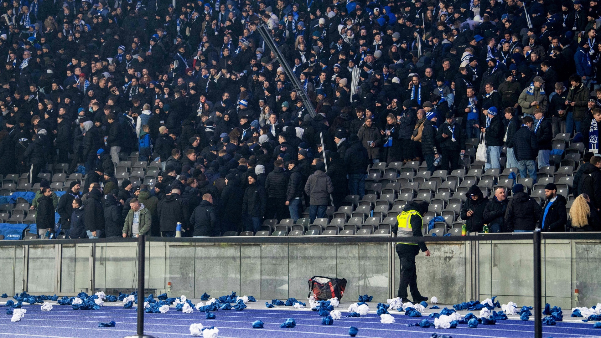 Hertha BSC tadelt Berliner Polizei nach Zwischenfällen beim Schalke Duel