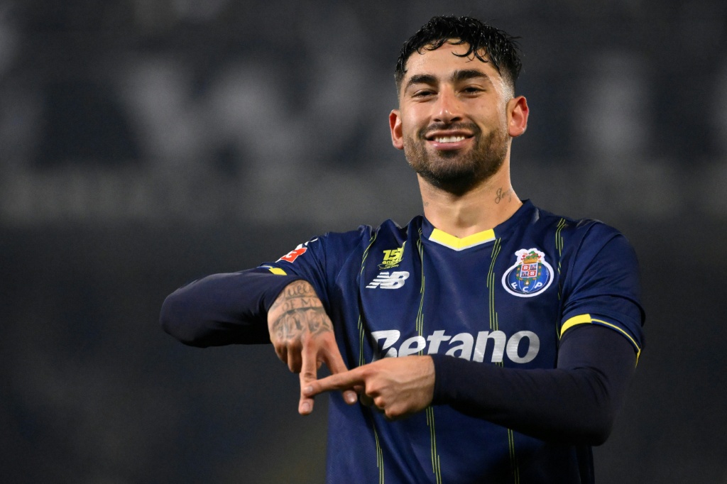 Varela el argentino asegura el liderato del Oporto con un penal decisivo