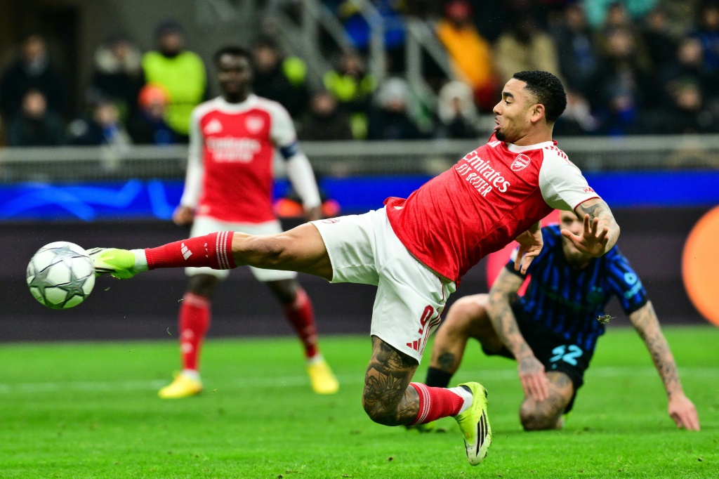 Gabriel Jesus schiet Arsenal voorbij Inter en naar laatste 16 in Champions League