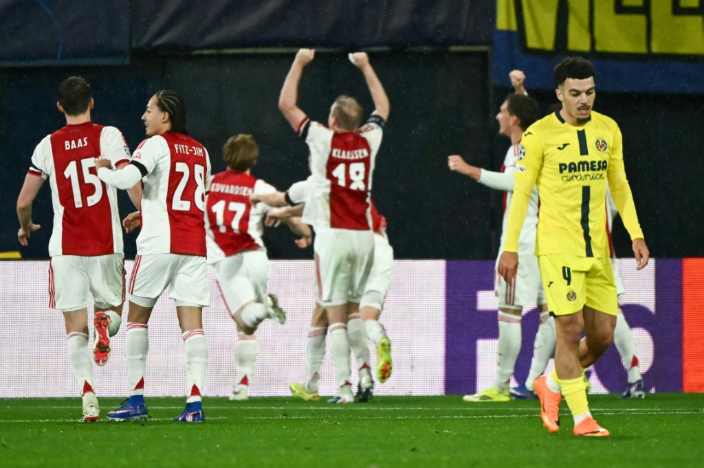 Ajax derrota Villarreal fora por 2-1 e sela sua eliminacao na Champions