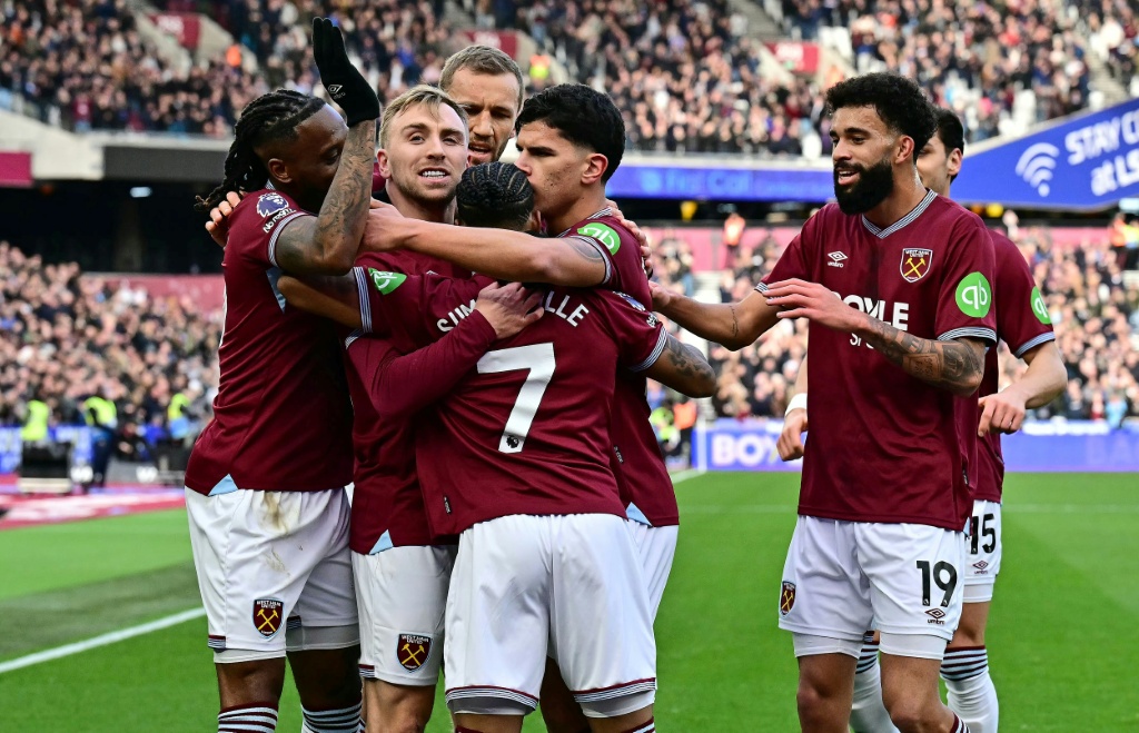 Sconfitta degli Spurs contro il Burnley accresce le tensioni su Frank con la vittoria del City