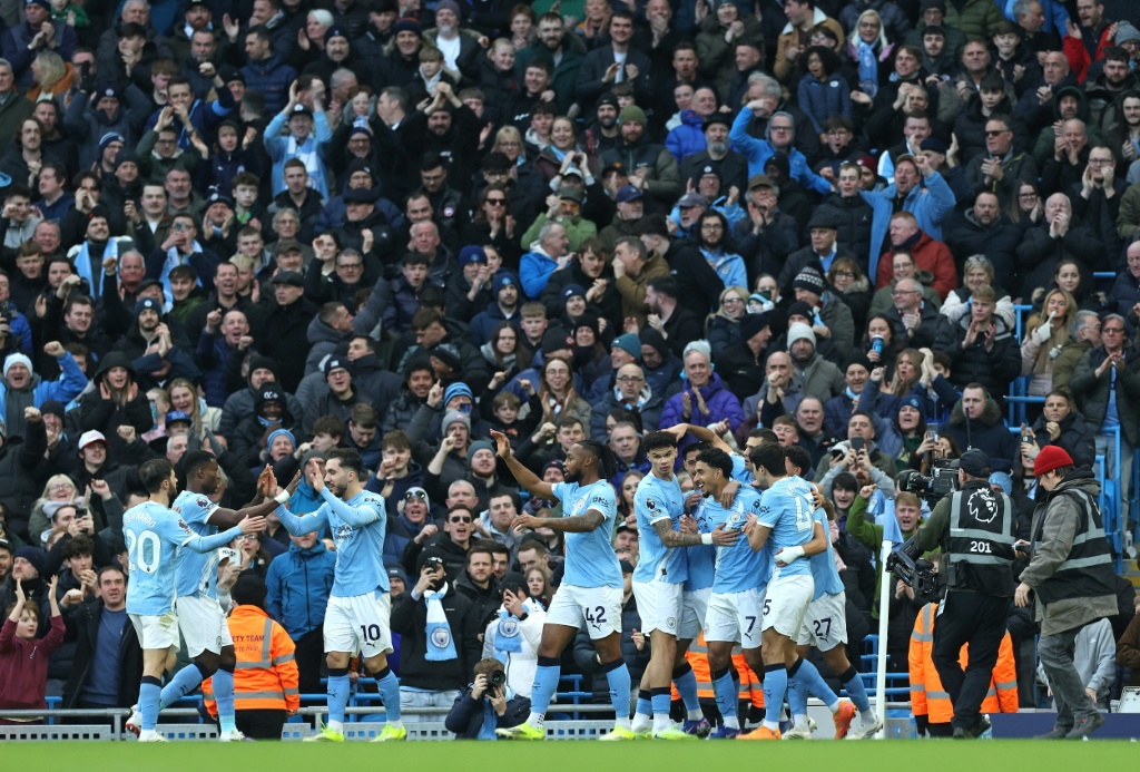 Manchester City derrota Wolverhampton e encurta distância ao Arsenal