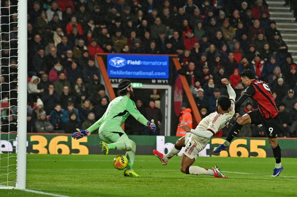 Bournemouth Liverpool'un yenilmez serisini bozarak Slot'a baskıyı artırdı