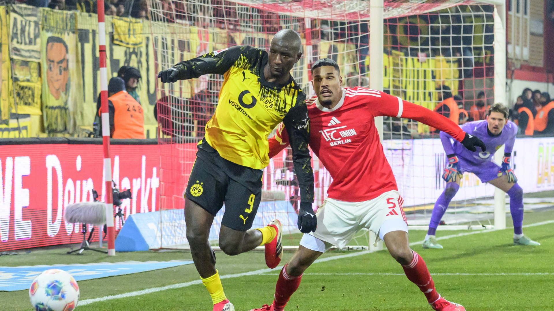 Sieg in Berlin: Borussia Dortmund profitiert von Bayern-Fehler