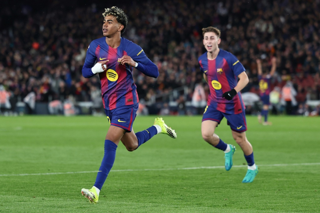 Yamalův ohromující gól pomohl Barce porazit Oviedo a vrátit se na první místo