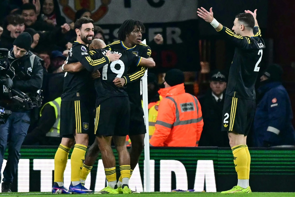 Sconfitta drammatica contro il Manchester United frena la corsa al titolo dell'Arsenal