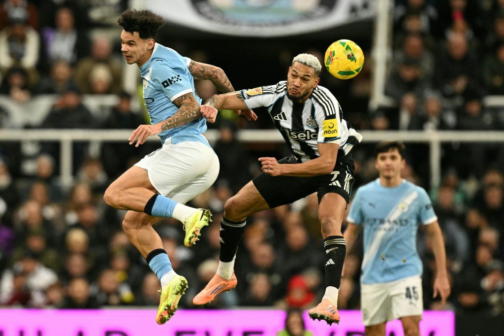 Joelinton ausente no Newcastle e Bruno Guimarães em dúvida para o encontro com o PSG