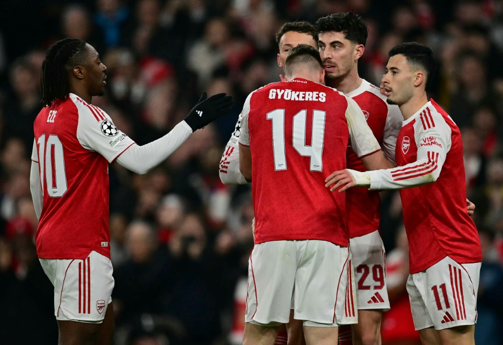 Arsenal behaalt perfecte serie overwinningen in Champions League om eerste plaats te bemachtigen