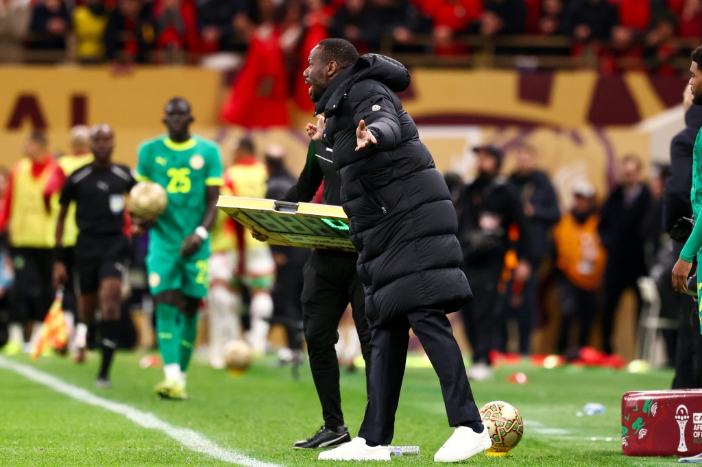 El técnico de Senegal recibe sanción de cinco encuentros por altercados en la final de la Copa Africana
