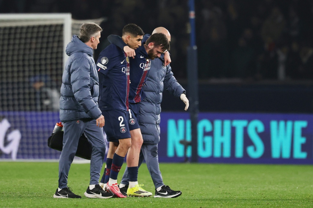 Lesao no tornozelo afasta Kvaratskhelia do PSG por oito a dez dias