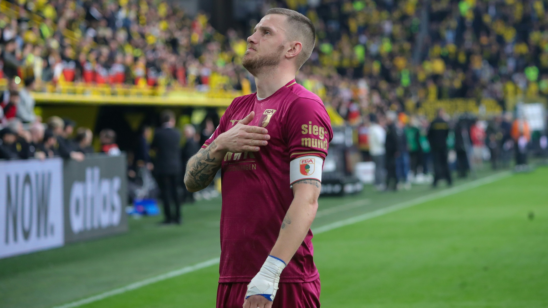 FC Augsburg verlängert Vertrag mit verletztem Kapitän Gouweleeuw