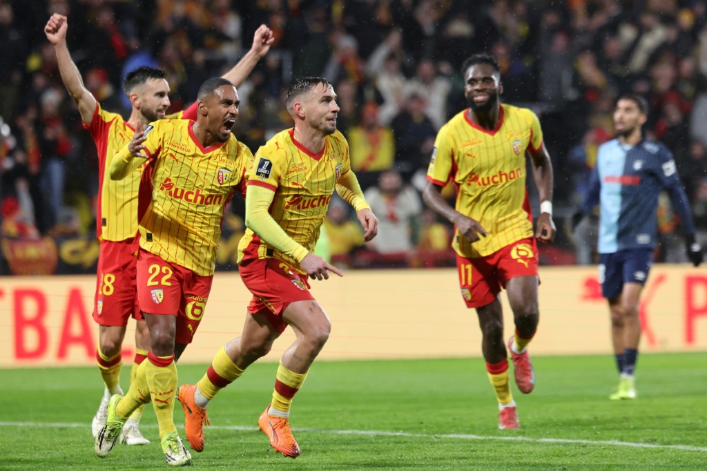 Lens PSGden Ligue 1 zirvesini geri aldı