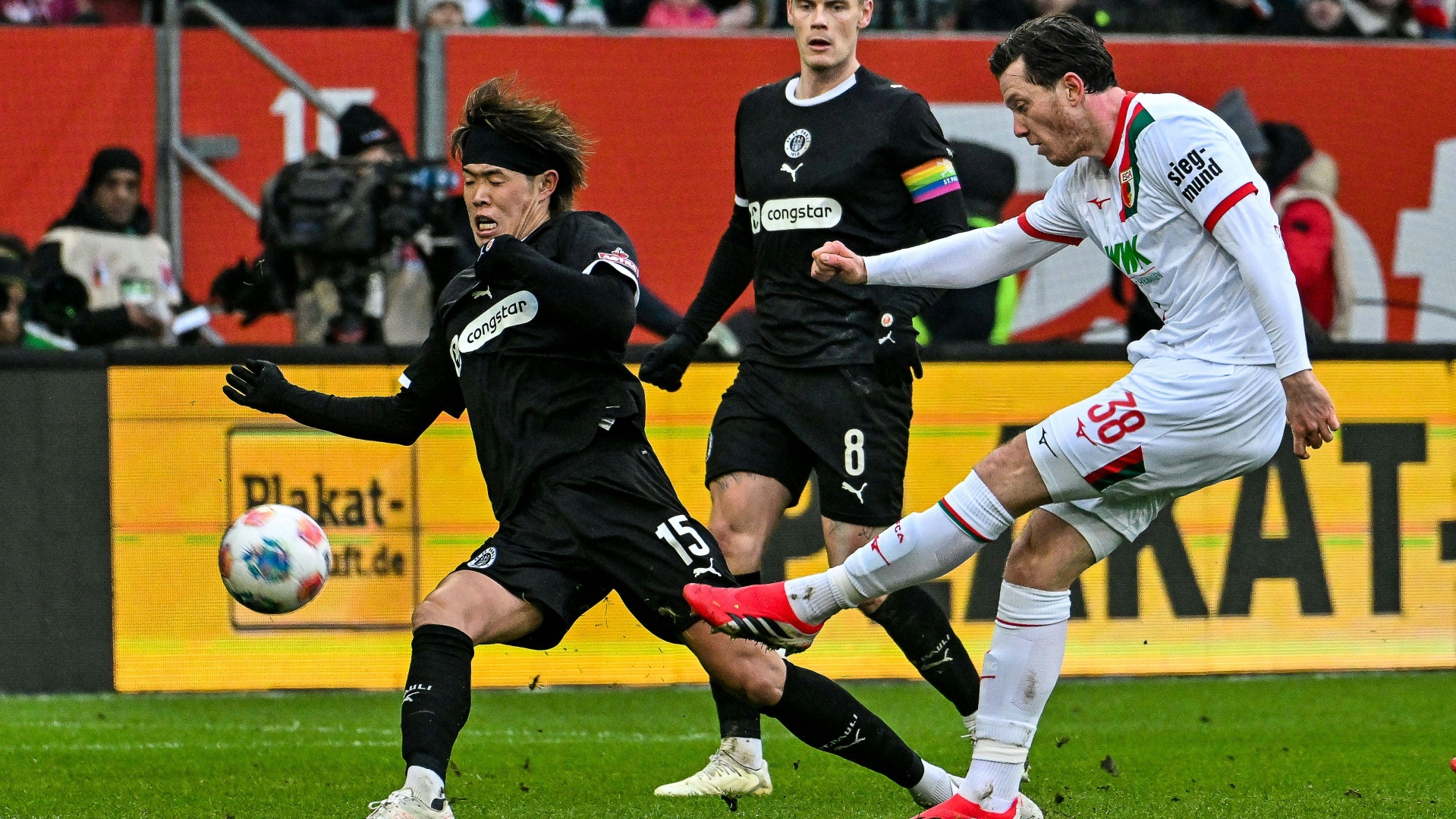 Gregoritsch gleicht kontroversen Elfmeter aus FCA besiegt Pauli