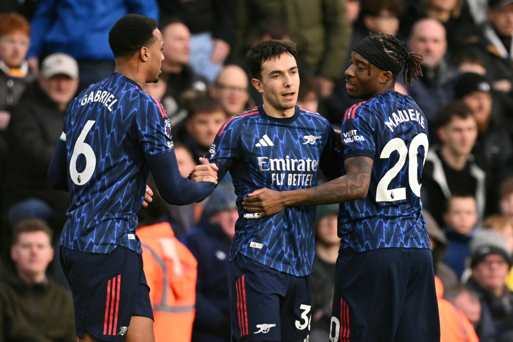 Arsenal lidera y vence con autoridad mientras Chelsea da la vuelta en derbi londinense