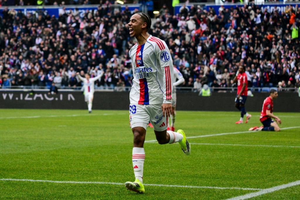 Лион продлевает серию побед до десяти матчей