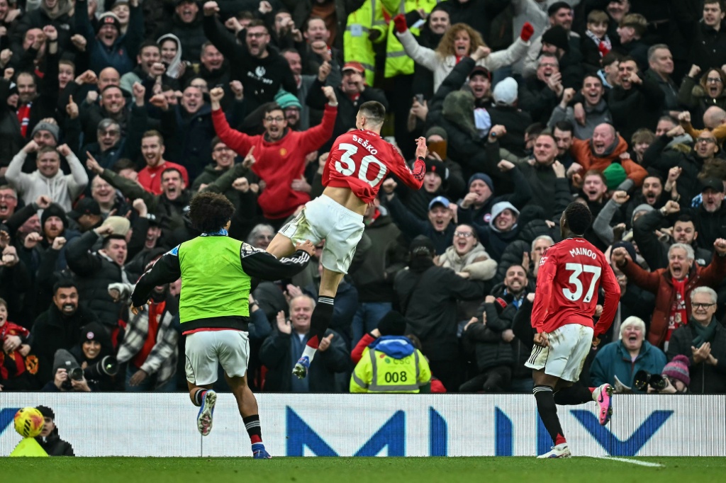 Man Utd strike late as Carrick extends perfect start in Fulham thriller