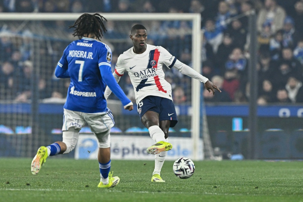 Hakimi kırmızı kartından sonra PSG Strasbourg'u yenerek Ligue 1 zirvesini geri aldı