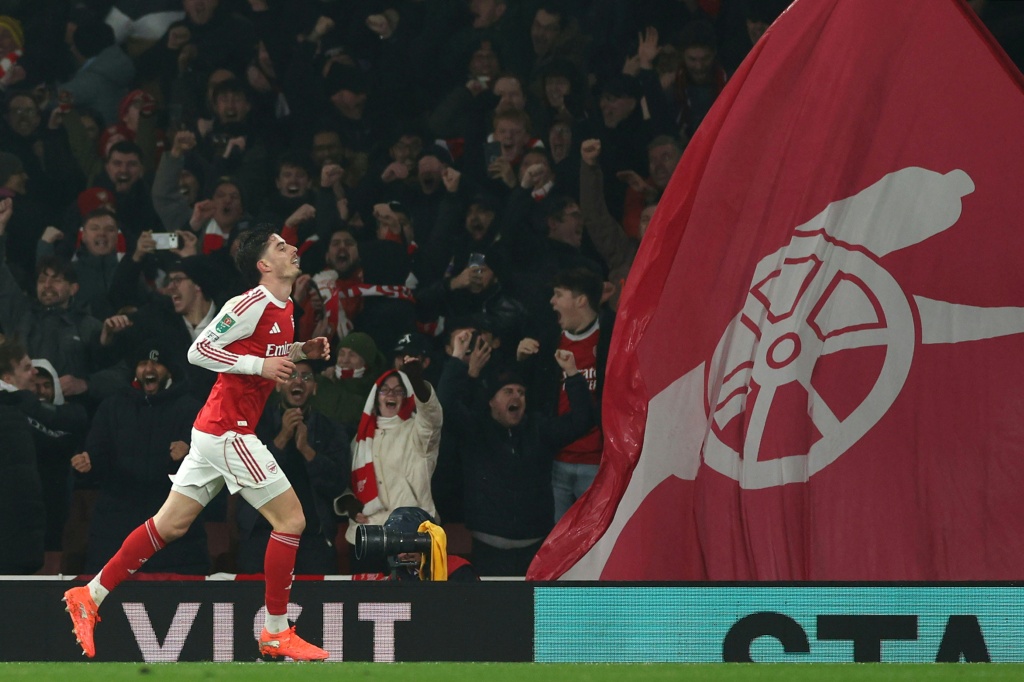 Arsenal sink Chelsea to reach League Cup final