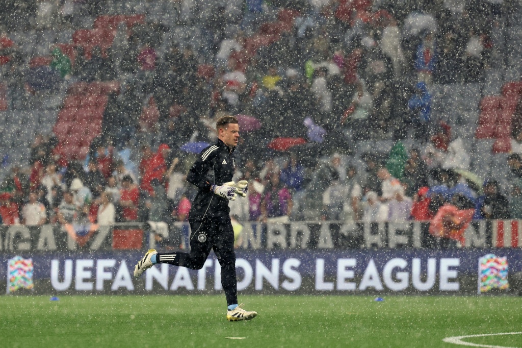 Německý brankář Ter Stegen podstoupí operaci