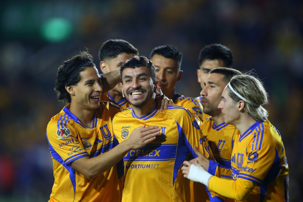 Tigres aplasta al Santos y Chivas suma el mejor inicio en el Clausura de México