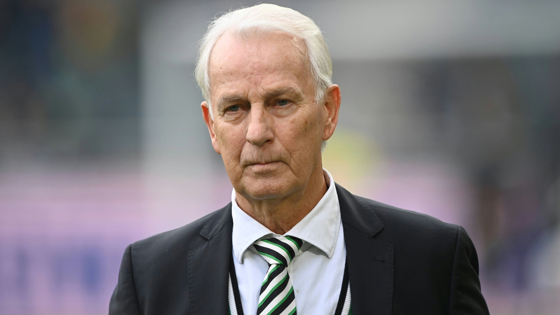 Bonhof unterstuetzt Polanski: "Vollstaendiges Vertrauen im Trainer"