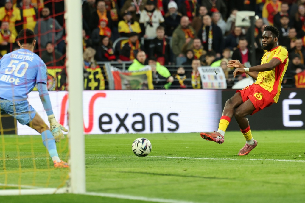 Ligue 1: Lens renverse Rennes et met la pression sur le PSG
