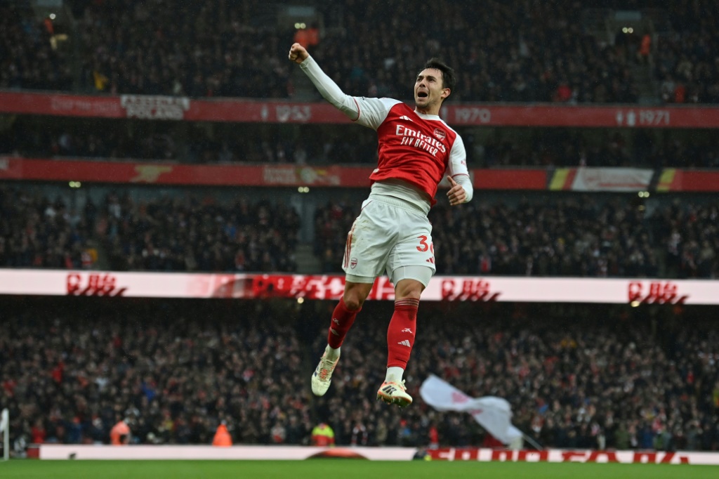 Arsenal líder derrota Sunderland por 3-0 e distancia City em nove pontos